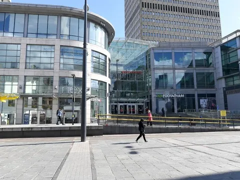 2 "Gã khổng lồ" điên đảo vì Covid-19, Manchester như thành phố ma
