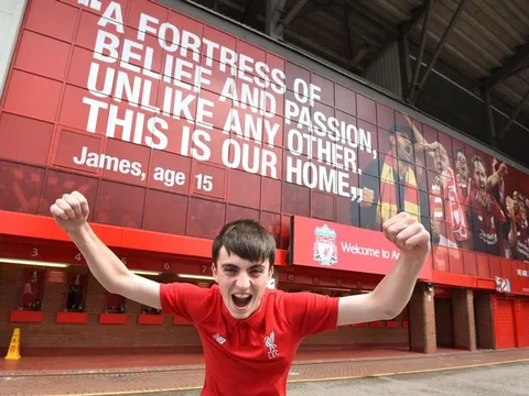 Khán đài Kop của Liverpool có slogan mới cực ý nghĩa