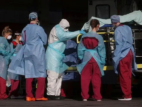 COVID-19 diễn biến phức tạp, xuất hiện ca tử vong trẻ nhất nước Anh