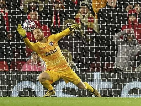 2 thái cực trong khung gỗ: Sao Atletico hóa "người nhện", kẻ tội đồ Liverpool