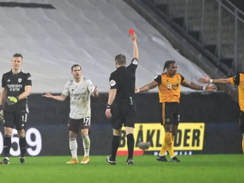 2 thẻ đỏ quá ngớ ngẩn, Arsenal nhận cái kết đắng tại hang Sói