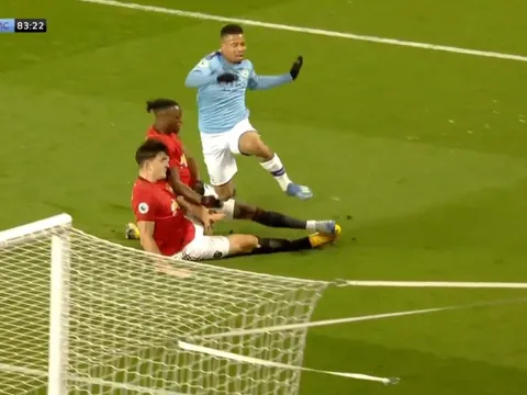 20 hình ảnh thú vị trận derby Manchester: 'Đam mê' United là bất diệt!