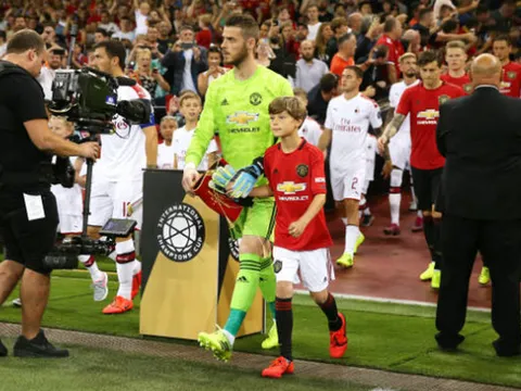 Choáng với pha sút penalty khác người của 'Messi Man United'