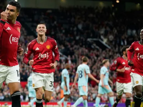 Casemiro - Sesko nổ súng, MU hạ Brentford củng cố top 3 BXH