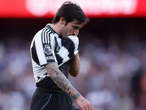 Newcastle trượt dài, nỗi lo xuống hạng hiện hữu