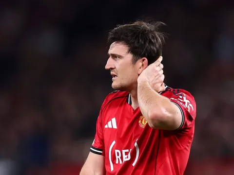 Carragher ngả mũ trước Harry Maguire