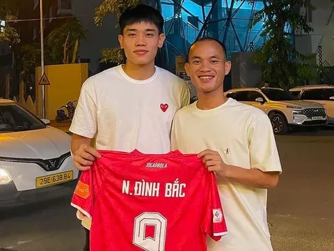 Nguyễn Đình Bắc tặng áo, mời cơm tuyển thủ Lào tập nhờ tại VN