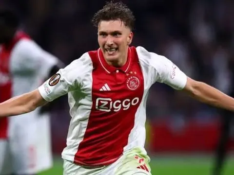 MU cử người sang Ajax xem giò sao trẻ Mika Godts