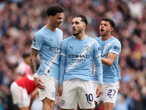 Hé lộ kịch bản Man City bị trừ điểm dâng cúp cho Arsenal