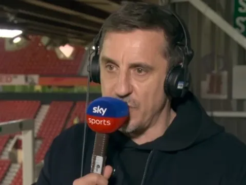 Gary Neville khuyên Michael Carrick nên loại Amad Diallo