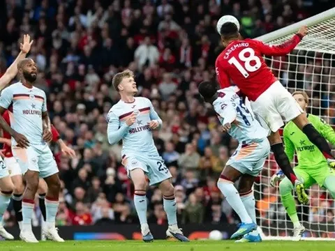 Ghi 8 bàn bằng đầu, Casemiro đi vào lịch sử Ngoại hạng Anh