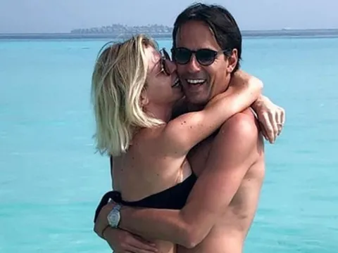 Thăng hoa trên sân cỏ, HLV Lazio được vợ xinh đẹp tiếp thêm động lực