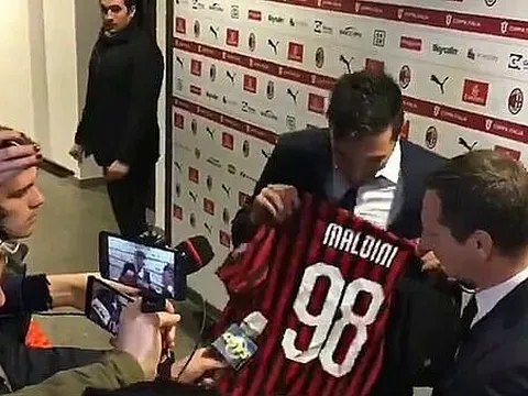 Buffon: 'Tôi đã đổi áo với Chiesa, George Weah, Maldini và con trai họ'