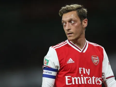 Không được Arteta trọng dụng, Ozil ra quyết định mâu thuẫn với BLĐ