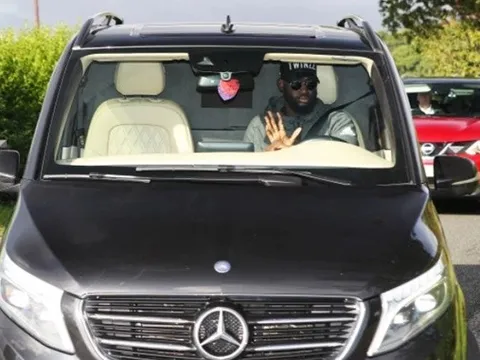 Man Utd dỡ bỏ lệnh cấm, Pogba được hộ tống đến Carrington