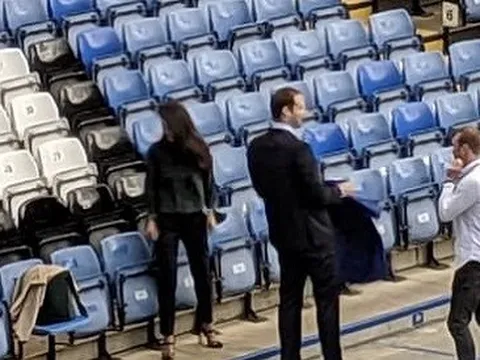 Cech có mặt ở Chelsea, sẵn sàng ngồi vào ghế nóng