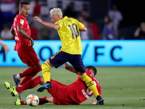 Đánh bại "Hùm xám", Oezil trình làng kiểu đầu cực "chất chơi"