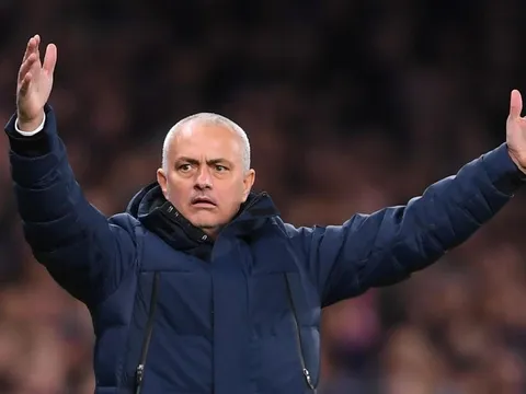 Mourinho 'khóc lóc': "Hàng tuyển của họ ngồi dự bị, 'hàng' của tôi phải vào bệnh viện rồi"