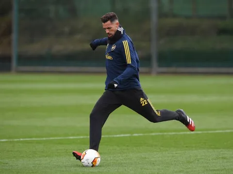 Dù bị lãng quên nhưng tân binh của Arsenal vẫn miệt mài trui rèn kỹ năng