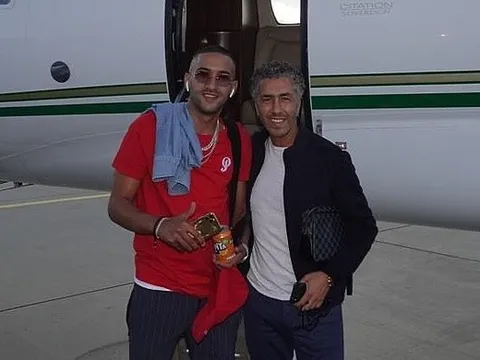 Tân binh sáng giá rạng rỡ tới Chelsea ký hợp đồng