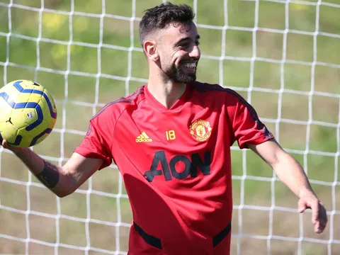 Chạy xé gió, Bruno Fernandes vẫn chào thua Daniel James và sao U18 Man Utd