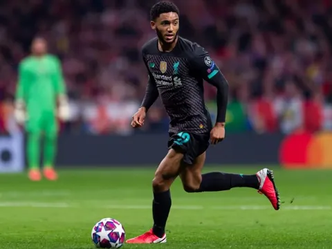 Sao Liverpool bình thản trước tương lai u ám