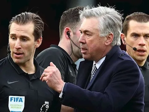 Nhận thẻ đỏ vì VAR, Ancelotti "cáo già" nhận lỗi