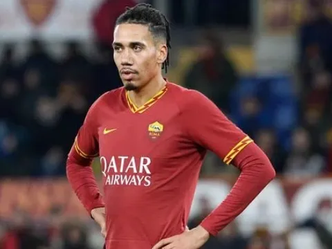 "Giáo sư" Smalling về lại Anh, nhưng không phải Man Utd?