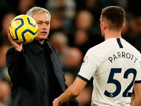 Mourinho chửi thẳng CĐV Tottenham: "Họ thì biết cái gì"
