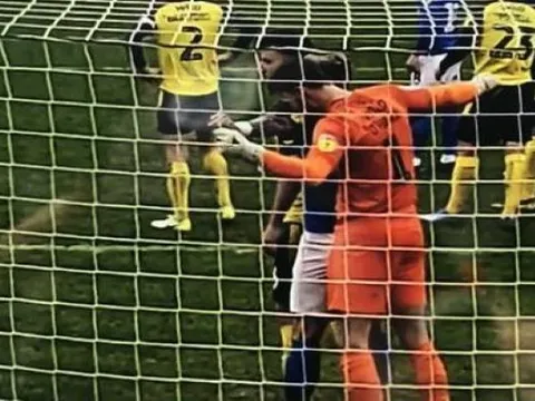 Sao trẻ Man Utd có thể bị cấm thi đấu vì... cắn người