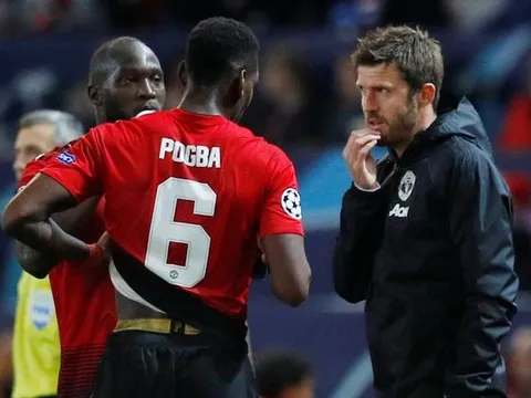 Pogba đã trở lại, đang được 1 người giám sát