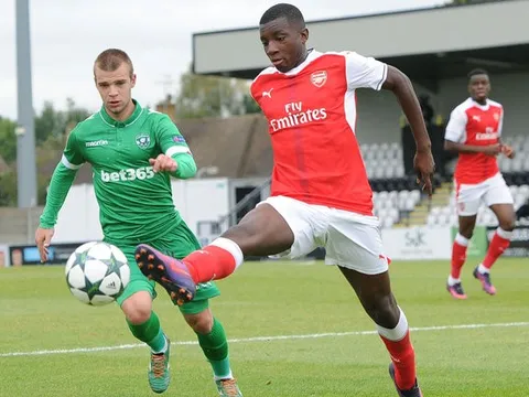 "Đến giờ Arsenal vẫn chưa ký hợp đồng với tiền đạo nào là vì cậu ấy"