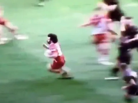 Không đá bóng, Salah "quậy nát" sân Rugby