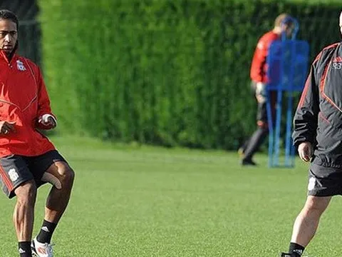 Đây, thuyền trưởng xuất sắc nhất của người cũ Chelsea và Liverpool