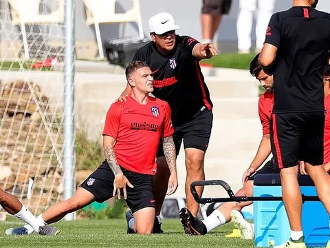 Kieran Trippier bị "đánh hội đồng" ngay ở buổi tập đầu tiên cùng Atletico