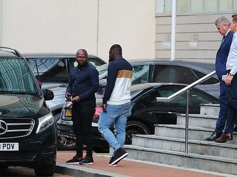 Hoàn tất! Đoàn tùy tùng dẫn Wan-Bissaka đến khách sạn Lowry kiểm tra y tế