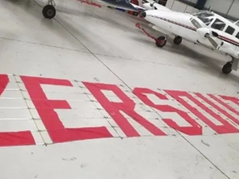 SỐC! Máy bay xuất hiện ở Old Trafford, đòi cái tên trong sân cuốn xéo