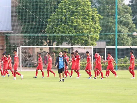 Thầy Park đăm chiêu, xuống sân tập U22 Việt Nam để "nắn" chân các học trò