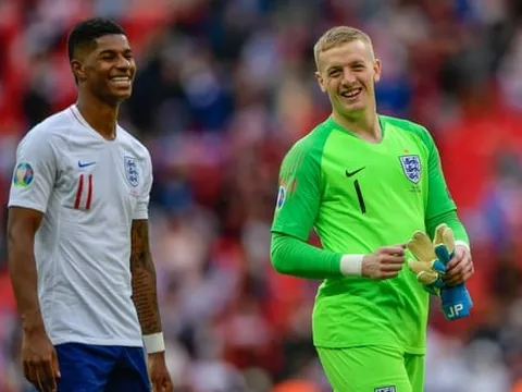 Mới đá 45 phút, 'đầu tàu' của Man Utd đã bị chê bai tơi tả