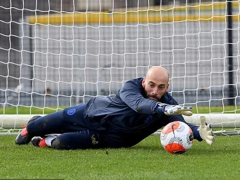 Quá ngây ngô, sao Liverpool bị Deeney dụ: 'Hãy ôm lấy tôi'