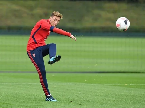 Phản ứng của Ozil trước tin đồn bị thanh trừng vào mùa Đông