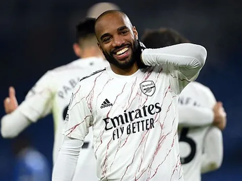 Lacazette: "Vị trí tôi chơi không phải số 10 cũng chẳng phải số 9 ..."