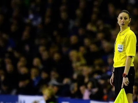 Chân dung Sian Massey-Ellis - trọng tài nữ đầu tiên ở Siêu cúp Anh