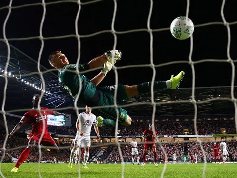 Thủ môn MK Dons gợi lại nỗi ám ảnh kinh hoàng của Liverpool