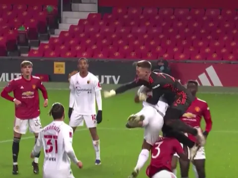 SỐC! Hai sao Man United va chạm kinh hoàng trên sân