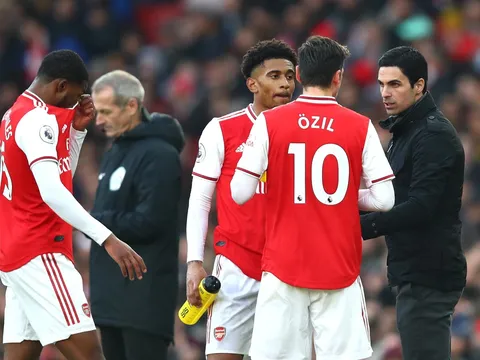 MC nổi tiếng bị "troll" vì lạc quan vào cơ hội đá C1 của Arsenal