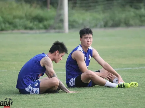 Tân binh của Hà Nội FC thư thái trong buổi tập trước trận đấu với Nam Định