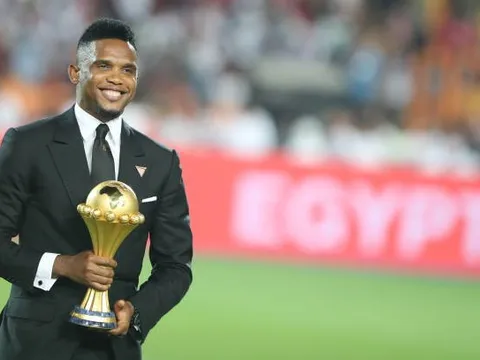 Huyền thoại Cameroon ăn mặc bảnh bao "dâng" cúp vô địch CAN cho Riyad Mahrez