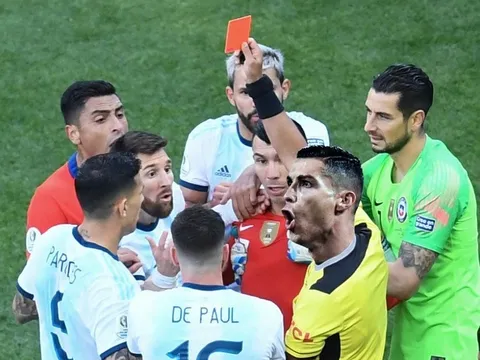 Cười ra nước mắt với loạt ảnh chế Messi dính thẻ đỏ