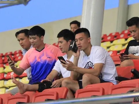 Dàn sao đội tuyển xem giò U23 Việt Nam đấu đàn em U18